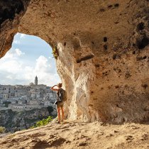 La ville de Matera, taillée dans les roches, est entourée d’impressionnants précipices, évoquant le nid d’aigle perché sur une colline.