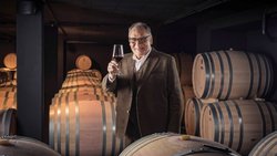 Jakob Schuler a rouvert sa propre tonnellerie, à Schwytz: «Dans les années 1990, tout le monde faisait du fût de chêne, alors qu'avant, les barriques se fabriquaient avec des bois locaux (châtaignier, acacia, etc.), donnant des arômes plus variés au vin. Entre nos différents domaines, nous avons près de 1500 barriques.»