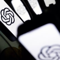 L'entreprise a précisé que les utilisateurs qui ne souhaiteraient pas voir apparaître de publicités pouvaient les désactiver, mais verraient leurs interactions avec ChatGPT limitées à "un nombre réduit de messages gratuits quotidiens".