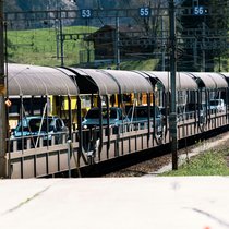 Les automobilistes peuvent à nouveau charger leurs voitures sur le train à Goppenstein (archives).
