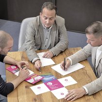 Avec seulement trois collaborateurs, les affaires d’Imprimés Services se portent bien, notamment grâce à un réseau de multiples partenaires qui lui permet de briguer de gros mandats.