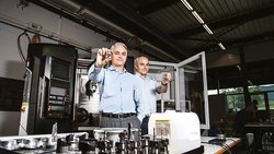 Olivier (à g.) et Patrick Haegeli, les dirigeants du fabricant de machines-outils de précision Willemin-Macodel.