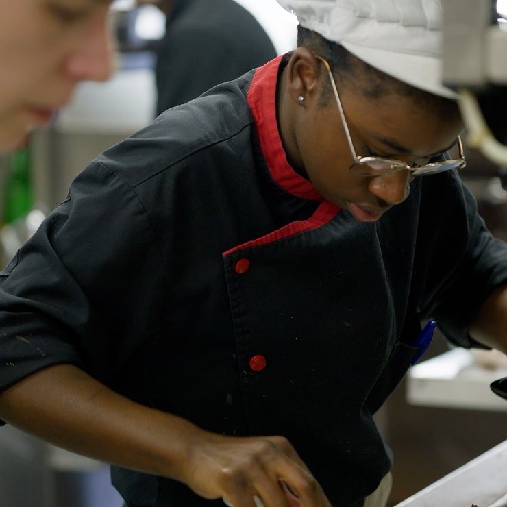 Passionnée de cuisine depuis son plus jeune âge, Ana poursuit aujourd’hui son parcours professionnel au sein de La Scala de Payerne