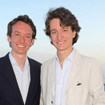 Frédéric (à gauche) et Jean Arnault ne se ressemblent pas seulement, ils ont aussi choisi deux marques horlogères pour montrer ce qu'ils savent faire.