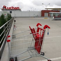 Auchan Retail, la branche distribution du groupe veut créer une "entité juridique dédiée" pour continuer à exploiter les magasins qui changeraient d'enseigne, via un contrat de franchise conclu avec Intermarché (archives).