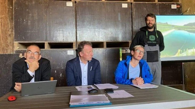 Avec son concours, l’Etat veut soutenir des projets novateurs permettant aux exploitations fribourgeoises d’augmenter leur résilience, ont expliqué le président du Conseil d'Etat Didier Castella et son collègue ministre Jean-François Steiert, respectivement deuxième et premier depuis la gauche.