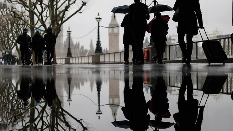 Le repli s'explique par la baisse du nombre des personnes en chômage de longue durée, d'après l'ONS. (EPA/ TOLGA AKMEN)
