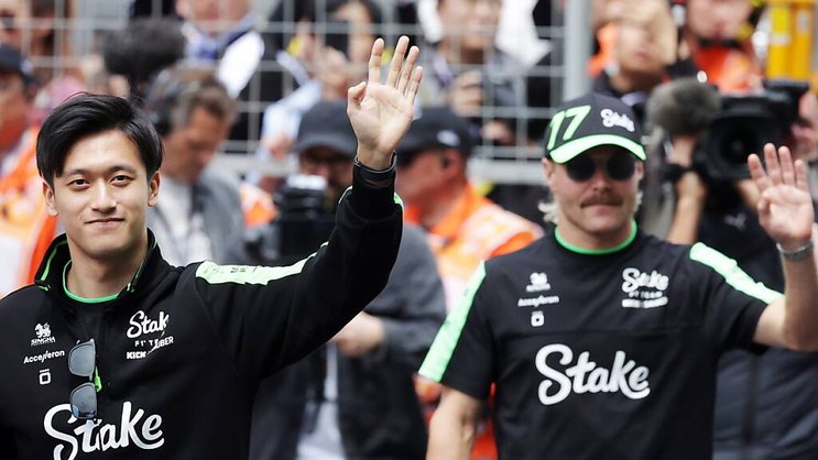 Le logo de Stake est visible sur les tenues des pilotes de l'écurie Sauber, ici le Chinois Zhou Guanyu et le Finlandais Valtteri Bottas (archives).