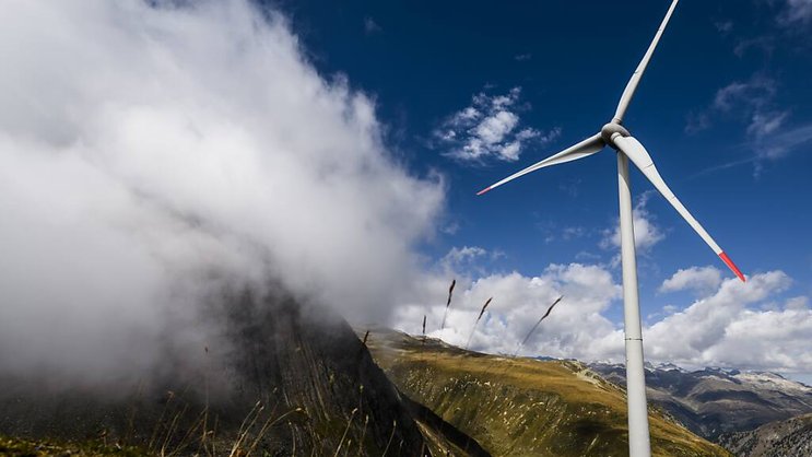 Des éoliennes près du col du Nufenen, en Valais: la Suisse a du retard à combler en matière de projets d'énergie durable, si elle veut atteindre la neutralité climatique et garantir la sécurité d'approvisionnement d'ici à 2050, selon l'Association des entreprises électriques suisses (AES).