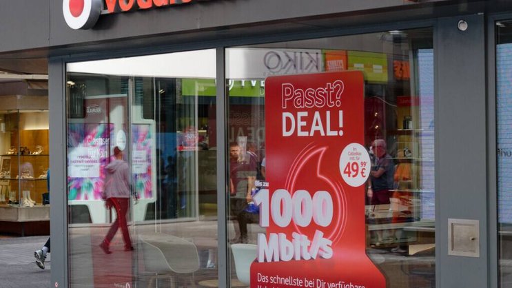 Face à des performances en berne ces dernières années, Vodafone a supprimé 10'000 emplois, vendu ses branches espagnoles et italiennes et a bouclé sa fusion avec l'opérateur Three au Royaume-Uni. (archives)