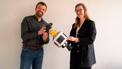 Emile de Rijk, CEO de Swissto12, et Julie Böhning, CEO de Pave Space, après la signature de leur accord de réservation de transfert orbital commercial.
