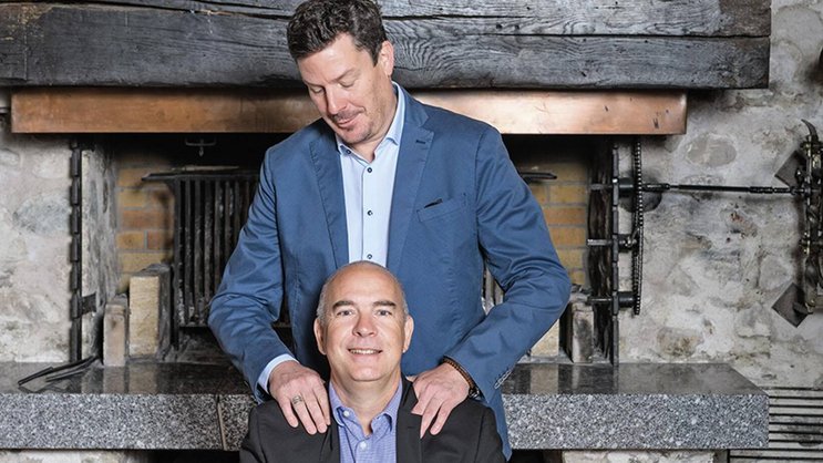 François Schenk, debout derrière Christophe Chauvet, le spécialiste du marché international du vin, qui a rejoint le groupe Schenk il y a une année.