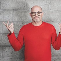 Après la radio (il participe à la création de Rouge FM), Vincent Perriard accomplira ensuite une riche carrière dans la communication et l’horlogerie. En 2021, Origyn a mené un tour de table de 20 millions fin 2021, auquel participe notamment Paris Hilton, ce qui valorise alors la fondation à 300 millions de francs.