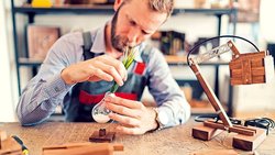 Le designer en écoconception aborde le cycle de vie d’un produit en prenant en compte son impact environnemental.