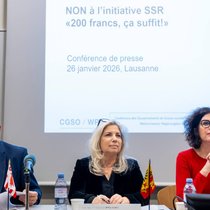 Le ministre du canton du Jura Stéphane Theurillat, la conseillère d'Etat genevoise Nathalie Fontanet et la présidente du Conseil d'Etat vaudois Christelle Luisier Brodard (de g. à d.) ont dit la ferme opposition des gouvernements de Suisse occidentale à l'initiative "200 francs, ça suffit!".