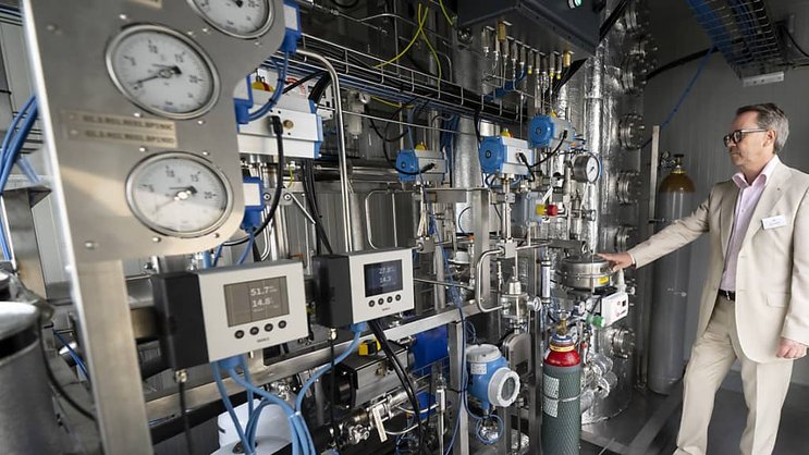 Le réacteur de méthanation produit du gaz de synthèse neutre en CO2 à partir des panneaux photovoltaïques du site, a expliqué Gilles Verdan.
