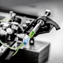 Preciflex a poussé comme un cristal autour d’une matrice et cette matrice est une technologie utilisant la microfluidique mise au point par un ingénieur en physique nucléaire, Lucien Vouillamoz.