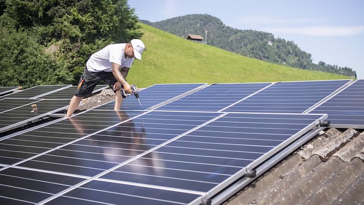 Les nouvelles filières d'apprentissage pour monteurs et installateurs solaires seront lancées à la rentrée scolaire 2024 (image symbolique).