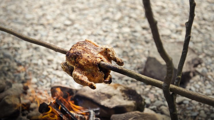 Le poulet est perçu comme facile à cuisiner, intéressant sur le plan nutritionnel et financièrement accessible. Il est souvent considéré comme une alternative plus durable au bœuf ou à l’agneau.