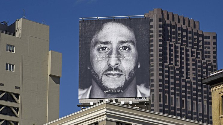 En 2016, le footballeur américain Colin Kaepernick s’agenouille pendant l’hymne national avant le match pour protester contre les violences policières racistes aux Etats-Unis. En 2018, Nike choisit le quarterback, sans contrat depuis ce geste, pour sa campagne publicitaire célébrant ses 30 ans (ici à San Francisco).