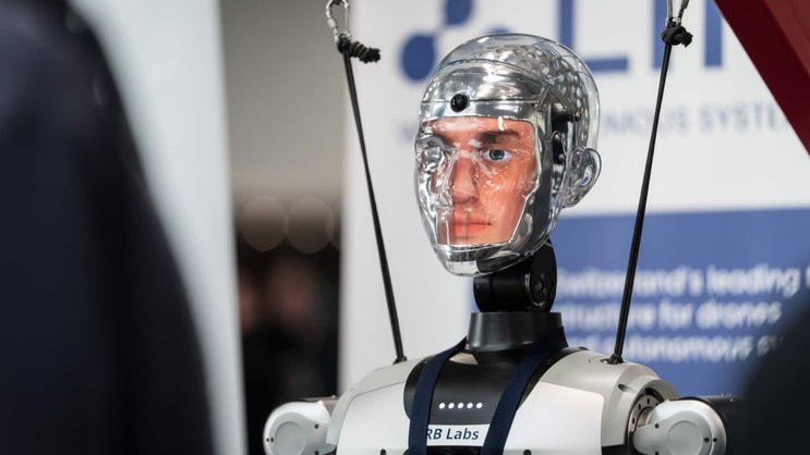 1300 personnes: le nombre de participants qui se sont rendus au Swiss Robotics Day à Lausanne, mi-novembre, soit le plus grand rassemblement autour de la robotique en Suisse. Ils ont pu découvrir les machines conçues par les étudiants du pays, ainsi que celles de 43 entreprises.