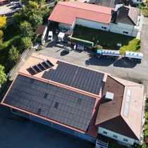 Grâce à 261 panneaux photovoltaïques posés sur les toits d’un quartier voisin par OptimalGo et Studer Innotec, le Paléo Festival a couvert 50% de ses besoins électriques.