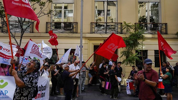 Même à l'étranger, comme ici devant l'ambassade argentine à Santiago du Chili, des manifestants s'opposent aux réformes du nouveau président Milei.