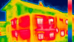 La déperdition de chaleur est observée à l'aide de photos infrarouges, qui permettent de déceler les points faibles d'une maison en matière énergétique. Une bonne isolation thermique permet d’économiser 30 à 60% des coûts.