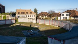L'amphithéâtre de Nyon figure parmi les huit amphithéâtres romains découverts en Suisse. Il se distingue par ses dimensions - arène elliptique de 50 mètres sur 36 mètres -, ainsi que par son bon état de conservation.