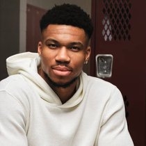 La star du basket-ball Giannis Antetokounmpo est désormais partenaire de la marque horlogère Breitling.