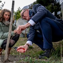 Coaché par la vigneronne Caroline Tramaux Rossier, Martin Pfister a taillé la vigne à Farinet samedi après-midi.