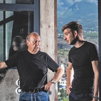 En 2016, Nelson Dumas, alors âgé de 19 ans, convainc son grand-père Jean-Bernard, 73 ans à l’époque, de créer leur société d’investissement.