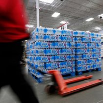 Nestlé Waters Supply Est, filiale du géant suisse chargée de ses eaux minérales, est poursuivie pour avoir "exploité" ou "géré" des décharges sauvages contenant plus de 473'000 mètres cubes de bouteilles en plastique et autres polluants. (archive)