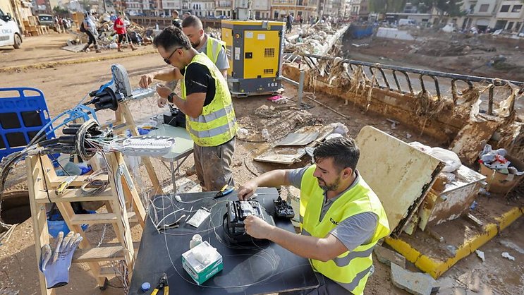 Plan d'aide de 10 milliards pour les zones sinistrées par les inondations autour de Valence.