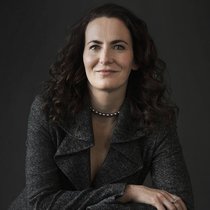 Isabelle Wildhaber est professeure ordinaire de droit privé et économique à l'Université de Saint-Gall et directrice générale de l'Institut de recherche sur le travail et les environnements de travail (FAA-HSG).