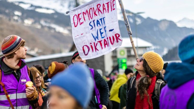 Environ 600 manifestants se sont rassemblés samedi à Küblis (GR) pour une manifestation contre le WEF.