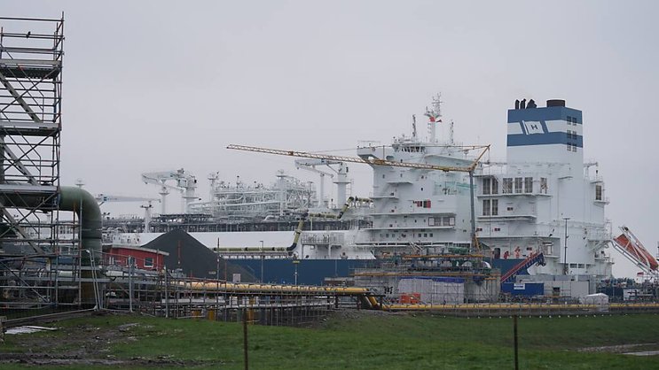 L'unité flottante de stockage et de regazéification "Hoegh Gannet" amarrée vendredi matin à la nouvelle plateforme construite en quelques mois à Brunsbüttel, dans l'embouchure de l'Elbe. (archives)