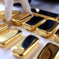 Vers 12h30, les 31,1 grammes d'or s'échangeaient en hausse de 1,06% à 4727,06 dollars. Sur un an, ils ont bondi de 72,5% (archives).
