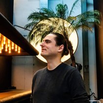 Antoine Sarraute est le cofondateur de Wakweli, qui a développé un protocole de certification de NFT. La société est un spin-off de EverdreamSoft, basée à Genève.