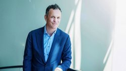 Formé comme physiothérapeute, Marcel Napierala a fondé Medbase en 2001, dont la majorité des parts sera racheté par Migros en 2011.