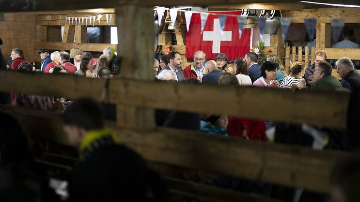 Le ministre de l'économie et de la recherche Guy Parmelin s'est fait servir un repas par le Trychlerklub Spitzeflueh sur l'alpage Seeweid, au Lac Noir (FR).
