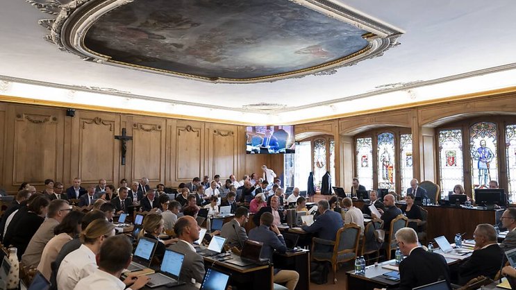 Les députés fribourgeois se sont montrés très sévères à l'égard du crédit additionnel de 38 millions de francs sollicité pour achever l'agrandissement et la rénovation de la Bibliothèque cantonale et universitaire (BCU) à Fribourg.
