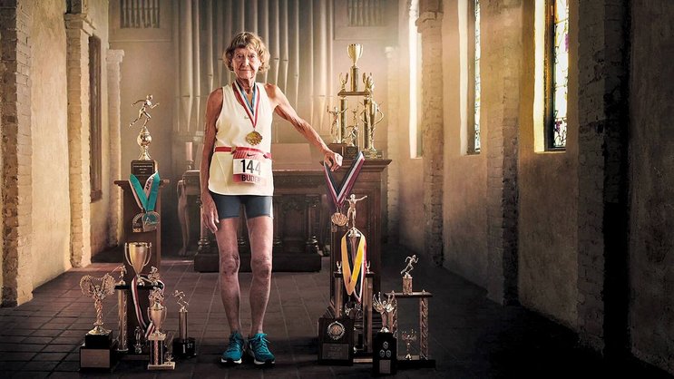 Nike a diffusé des spots sur Madonna Buder, la femme la plus âgée – 79 ans – à accomplir un triathlon en un temps record.
