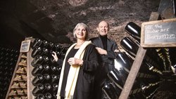 La famille Mauler confectionne d’excellents vins mousseux dans les caves du prieuré de Môtiers, dont la fondation remonte au VIe siècle.