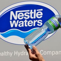 Nestlé Waters est notamment poursuivie pour avoir, autour de quatre décharges, laissé s'écouler des particules de microplastiques dans les eaux superficielles et souterraines (archives).