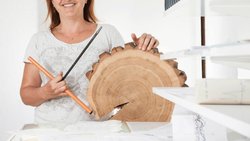 Natacha Buthey a repris le flambeau familial en 1996 et dirige le Laboratoire romand de dendrochronologie.