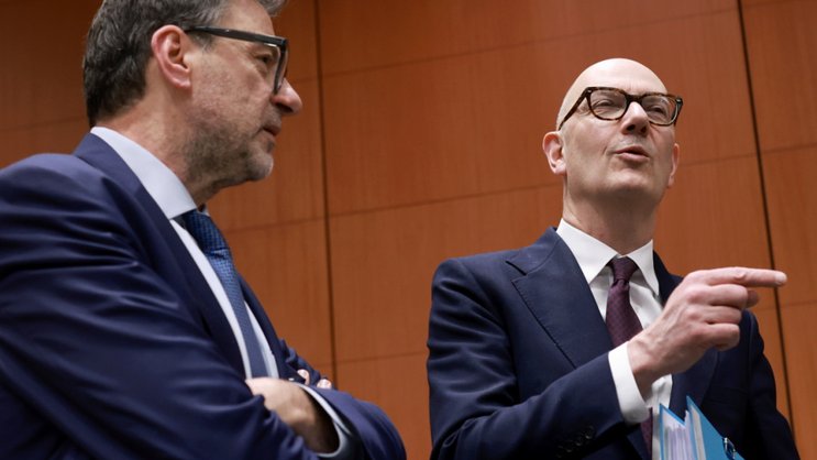 Le ministre français des Finances Roland Lescure (à droite) et son homologue italien Giancarlo Giorgetti lors de la réunion du G7. (archive)