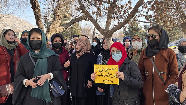 Les talibans ont interdit à quelques jours d'intervalle aux femmes et aux filles de poursuivre des études universitaires et, depuis le 24 décembre, de travailler dans des ONG nationales ou internationales.