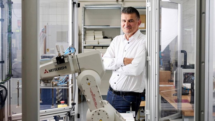 Gilles Beljakovic est directeur de NiD depuis janvier 2021.  L'entreprise fabrique aussi des passeports pour différents pays mais pas pour la Suisse.