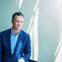 Formé comme physiothérapeute, Marcel Napierala a fondé Medbase en 2001, dont la majorité des parts sera racheté par Migros en 2011.